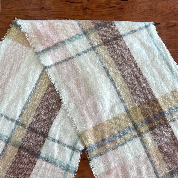 NWT Cejon Pink and Tan Plaid Blanket Wrap Tassel Scarf - Picture 4 of 11
